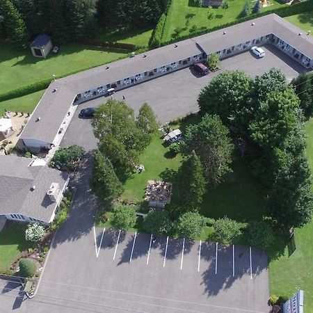 Motel La Cheminee Сен-Жером Екстер'єр фото